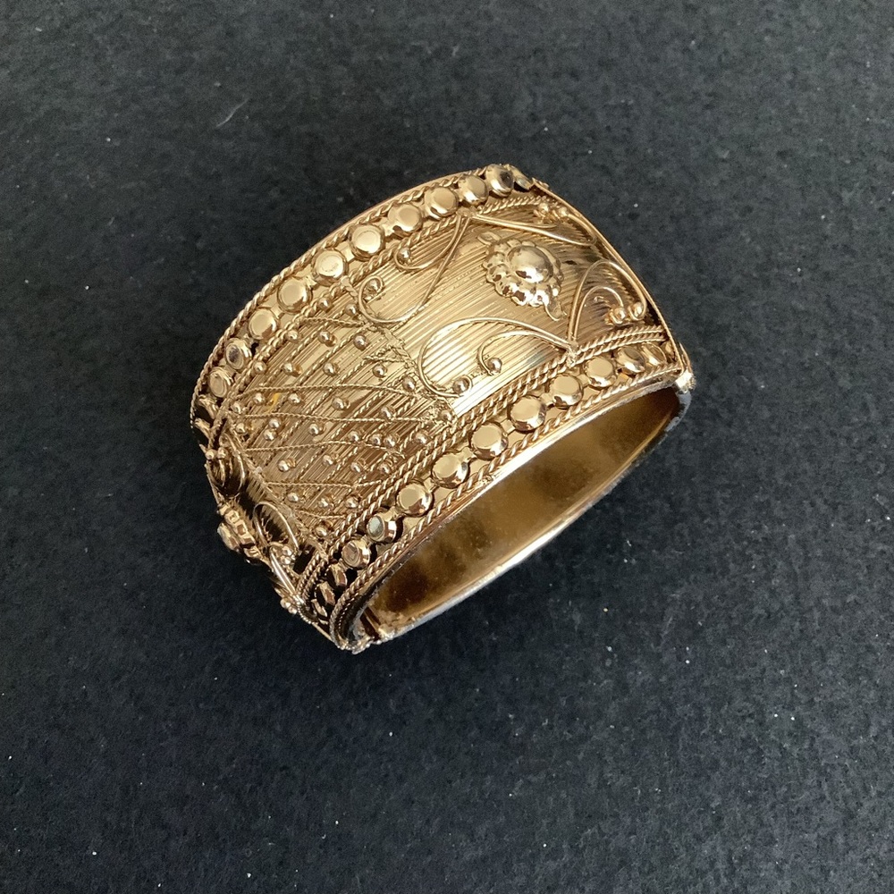 Vintage gold tone bangle.